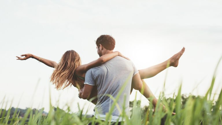 Momak Nosi Djevojku Preko Polja Kamagra Podgorica